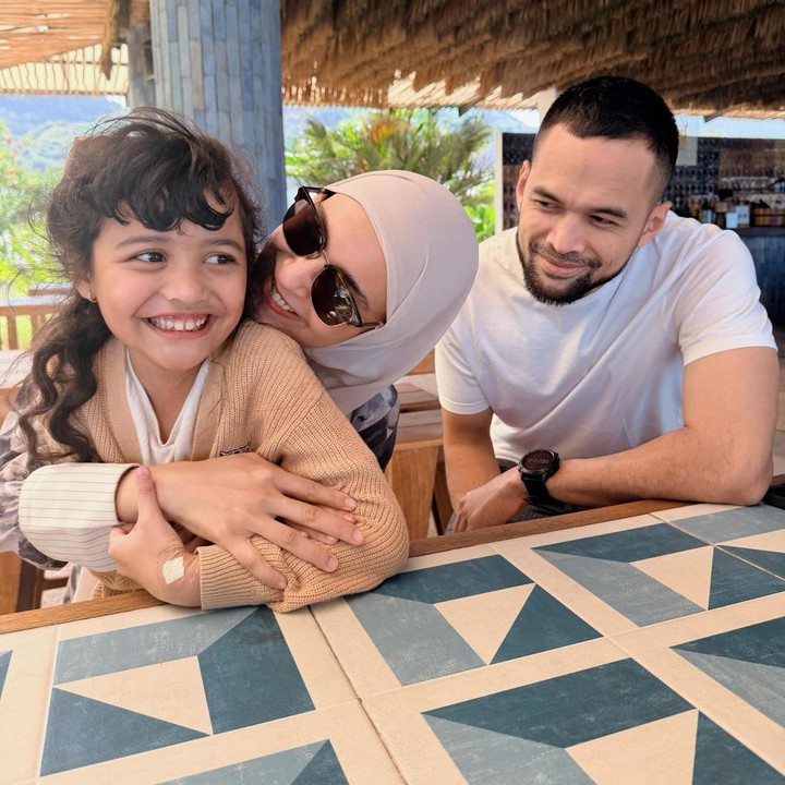 <p>Artis Shireen Sungkar memiliki tiga anak dari pernikahannya dengan aktor Teuku Wisnu. Beberapa waktu lalu, Shireen mengungkap kalau anak ketiganya Cut Shafiyyah Mecca Al Fatih didiagnosis autisme. (Foto: Instagram @shireensungkar)</p>