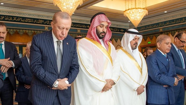 Buat "NATO versi Islam", 3 Pemimpin Ini Kompak Salat Jamaah di Mekkah
