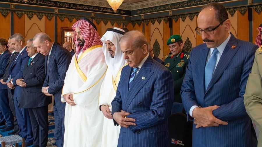 Mulia Putra Mahkota Mohammed bin Salman, berbareng para pemimpin Turki dan Pakistan, menghadiri shalat Jumat di Masjid Al-Haram di Makkah pada tanggal 7 Agustus 2026. (Instagram/shaykh_sudais)