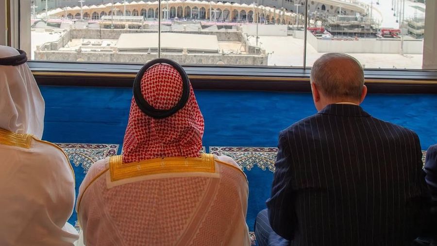 Mulia Putra Mahkota Mohammed bin Salman, berbareng para pemimpin Turki dan Pakistan, menghadiri shalat Jumat di Masjid Al-Haram di Makkah pada tanggal 7 Agustus 2026. (Instagram/shaykh_sudais)