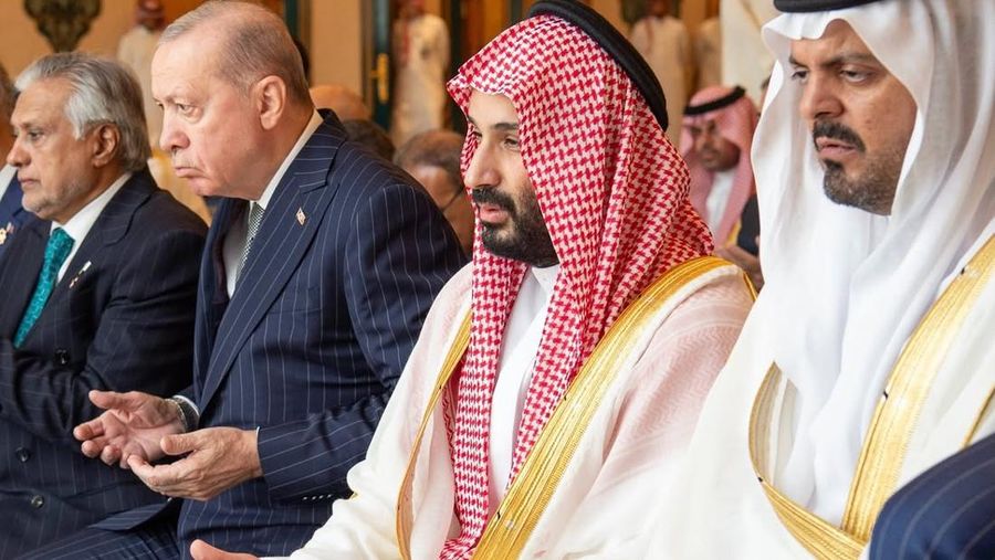 Mulia Putra Mahkota Mohammed bin Salman, berbareng para pemimpin Turki dan Pakistan, menghadiri shalat Jumat di Masjid Al-Haram di Makkah pada tanggal 7 Agustus 2026. (Instagram/shaykh_sudais)
