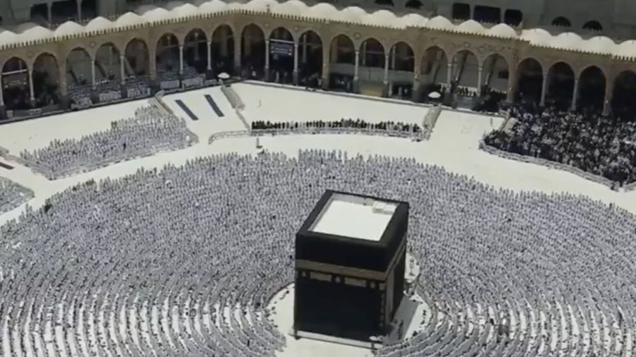 Mulia Putra Mahkota Mohammed bin Salman, berbareng para pemimpin Turki dan Pakistan, menghadiri shalat Jumat di Masjid Al-Haram di Makkah pada tanggal 7 Agustus 2026. (Instagram/shaykh_sudais)