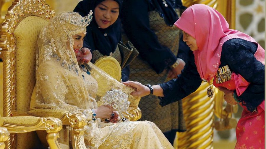Para dayang menyesuaikan cadar Dayangku Raabi'atul 'Adawiyyah Pengiran Haji Bolkiah saat menunggu kehadiran Pangeran Abdul Malik untuk