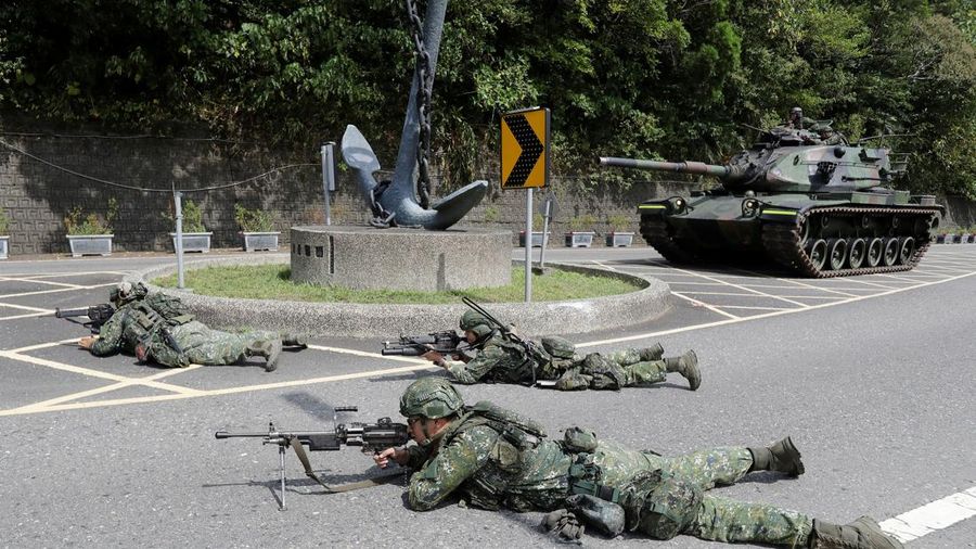 Para prajurit berperan-serta dalam misi pertahanan untuk sebuah pelabuhan vital selama latihan militer tahunan Han Kuang di Yilan, Taiwan timur laut, pada hari Senin, 10 Agustus 2026. (Chiang Ying-ying/Pool via REUTERS)
