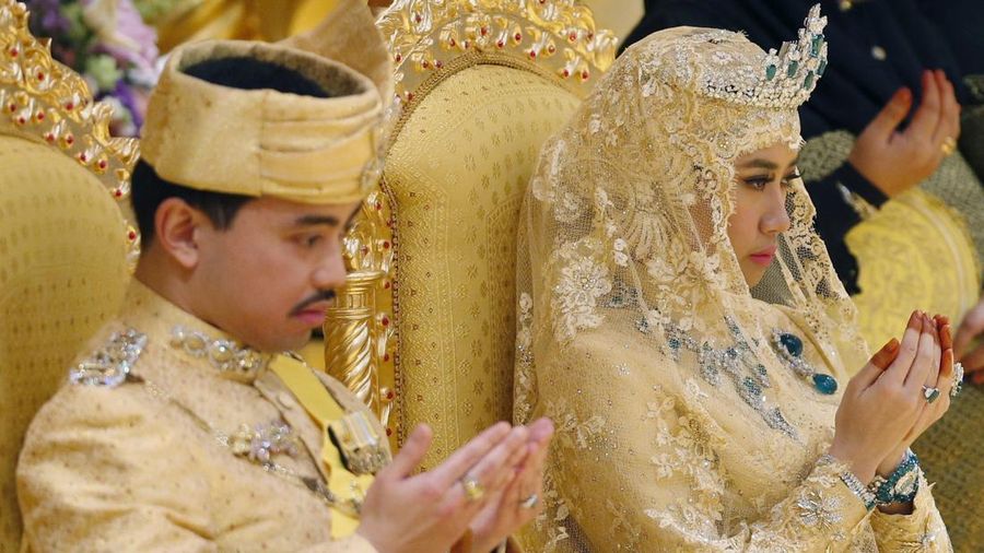 Pasangan kerajaan Brunei nan baru menikah, Pangeran Abdul Malik dan Dayangku Raabi'atul 'Adawiyyah Pengiran Haji Bolkiah, bermohon saat