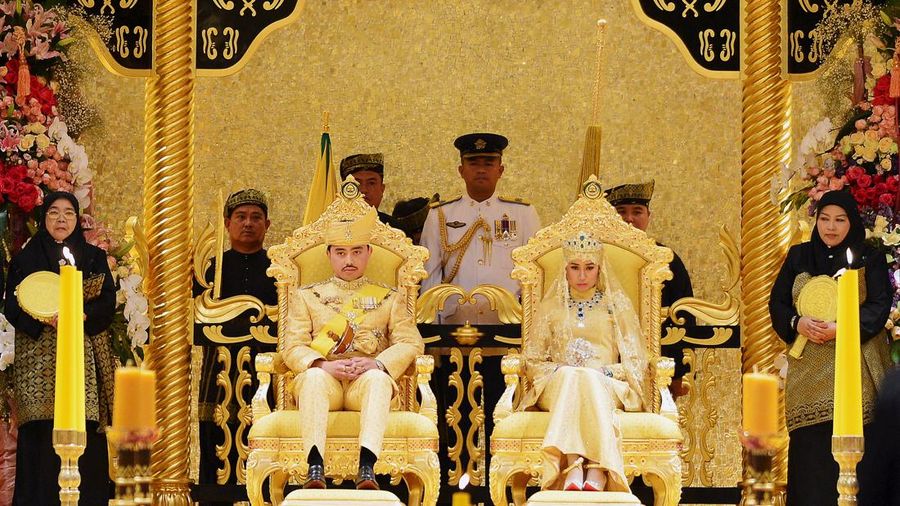Pasangan kerajaan Brunei nan baru menikah, Pangeran Abdul Malik dan Dayangku Raabi'atul 'Adawiyyah Pengiran Haji Bolkiah, duduk saat