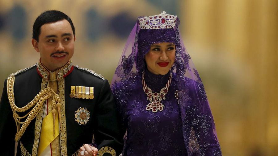 Pasangan kerajaan Brunei nan baru menikah, Pangeran Abdul Malik dan Dayangku Raabi'atul 'Adawiyyah Pengiran Haji Bolkiah, meninggalkan pesta pernikahan kerajaan di Istana Nurul Iman di Bandar Seri Begawan 12 April 2015.