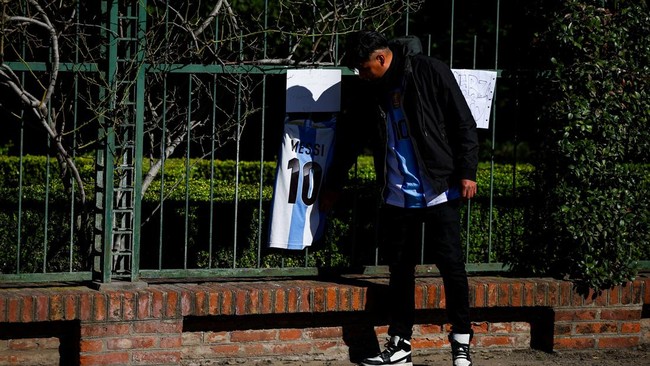 A fan hangs an Argentine soccer jersey with the name of Lionel Messi outside El Prado Cemetery, following the death of his father Jorge Messi, in Perez, Rosario department, Argentina, August 9, 2026. REUTERS/Agustin Marcarian