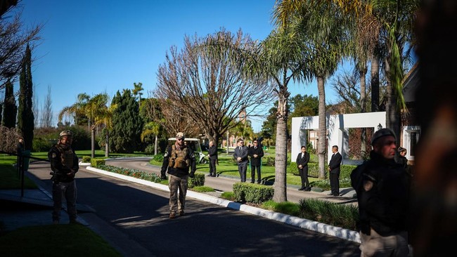Security members gather at the El Prado Cemetery, following the death of Jorge Messi, the father of the footballer Lionel Messi, in Perez, Rosario department, Argentina, August 9, 2026. REUTERS/Agustin Marcarian