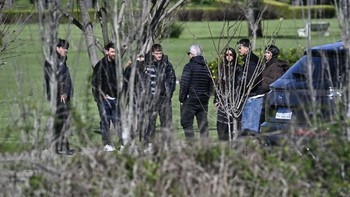 Argentina's football star Lionel Messi (2-L), his wife Antonela Roccuzzo (3-R), and relatives, attend the funeral of his father, Jorge Messi, at El Prado cemetery, on the outskirts of Rosario, Santa Fe province, Argentina, on August 9, 2026. Jorge Me