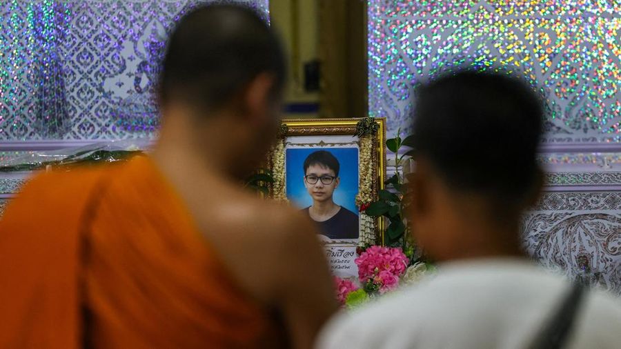 Pemakaman setelah penembakan sekolah di Bangkok, Thailand, Minggu (9/8/2026). (REUTERS/Athit Perawongmetha)