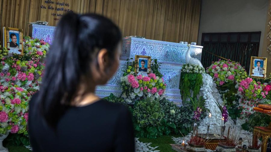Pemakaman setelah penembakan sekolah di Bangkok, Thailand, Minggu (9/8/2026). (REUTERS/Athit Perawongmetha)
