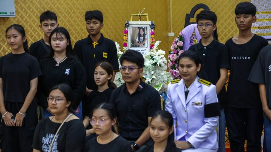 Pemakaman setelah penembakan sekolah di Bangkok, Thailand, Minggu (9/8/2026). (REUTERS/Athit Perawongmetha)