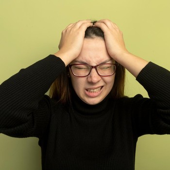 5 Kebiasaan yang Terlihat 'Tidak Berbahaya' Tapi Bikin Otak Cepat Menua