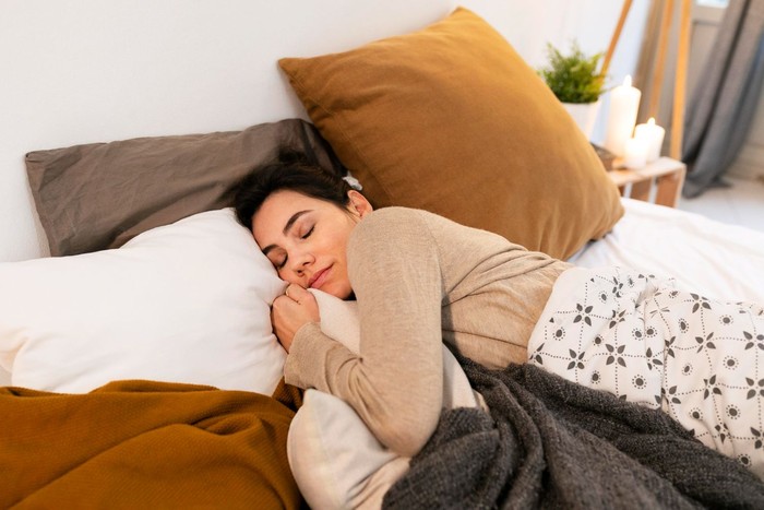 kebiasaan yang terlihat ‘tidak berbahaya’ tapi bikin otak cepat menua adalah mengabaikan kualitas tidur