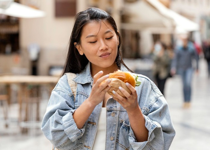 kebiasaan yang terlihat ‘tidak berbahaya’ tapi bikin otak cepat menua adalah makan junk food