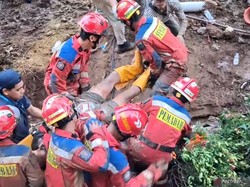 Evakuasi Dramatis 2 Pekerja Proyek Tertimpa Beton Turap di Jaktim