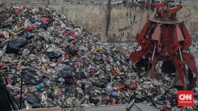 Sejumlah pekerja beraktivitas di Refuse-Derived Fuel (RDF) Rorotan, Jakarta, Senin (10/8). (CNN Indonesia/Febria Adha L).