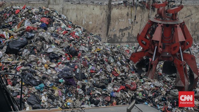 Sejumlah pekerja beraktivitas di Refuse-Derived Fuel (RDF) Rorotan, Jakarta, Senin (10/8). (CNN Indonesia/Febria Adha L).