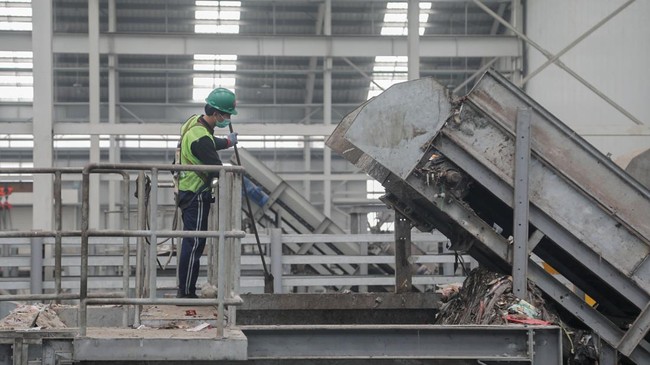 Sejumlah pekerja beraktivitas di Refuse-Derived Fuel (RDF) Rorotan, Jakarta, Senin (10/8). (CNN Indonesia/Febria Adha L).