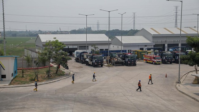 Sejumlah pekerja beraktivitas di Refuse-Derived Fuel (RDF) Rorotan, Jakarta, Senin (10/8). (CNN Indonesia/Febria Adha L).