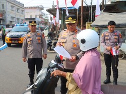 Semarak Kemerdekaan, Polda Sumsel Bagi Bendera Merah Putih ke Warga PALI