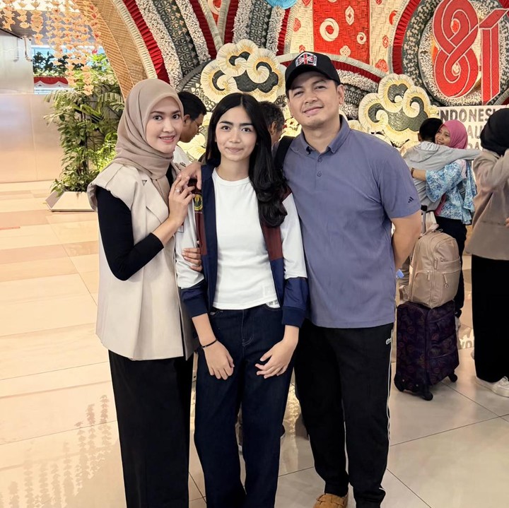 <p>Sebelum terbang ke London, Tommy sempat membagikan potret kebersamaannya dengan Aira. Tommy ikut mengantar putrinya ini ke bandara. Aira adalah anak kedua Tommy dari pernikahannya yang berakhir cerai dengan Tania Nadira. Saat ini, Aira sudah berusia 13 tahun, Bunda. (Foto: Instagram @tommykurniawann)</p>
