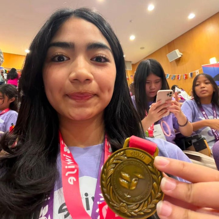 <p>Aktor Tommy Kurniawan tengah berbahagia. Anak keduanya, Nuaira Syabila Azzahra Kurniawan atau Aira, baru-baru ini berhasil membawa pulang dua mendali emas di International World Innovative Student Exhibition (IWISE) 2026, yang diadakan di London, Inggris. (Foto: Instagram @tommykurniawann)</p>