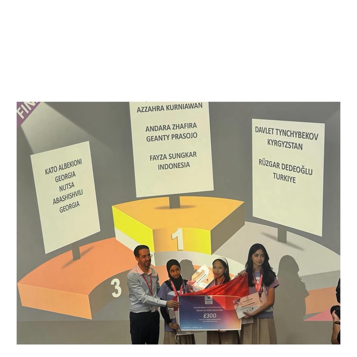 <p>Ibunda Aira, Tania Nadira, juga membagikan potret sang putri dan teman-temannya selama berkompetisi. "<em>Alhamdulillah, another beautiful milestone</em>. Gold Medal &amp; 1st Place at IWISE Global Final 2026 in London. <em>Happy</em> bngt liat kalian berdiri di sana membawa nama Indonesia, setelah semua usaha, latihan trs2an kebayar ya semuanya, hebat bgt sih kalian ber 3, <em>MasyaAllah very proud</em>," ungkap Tania. (Foto: Instagram @tommykurniawann)</p>