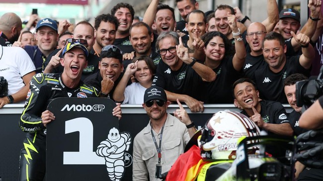 MotoGP - British Grand Prix - Silverstone Circuit, Silverstone, Britain - August 9, 2026 SuperFile Trackhouse MotoGP Team's Raul Fernandez celebrates with teammates after winning the MotoGP race REUTERS/Paul Childs