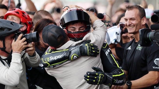 MotoGP - British Grand Prix - Silverstone Circuit, Silverstone, Britain - August 9, 2026 SuperFile Trackhouse MotoGP Team's Raul Fernandez celebrates with teammates after winning the MotoGP race REUTERS/Paul Childs