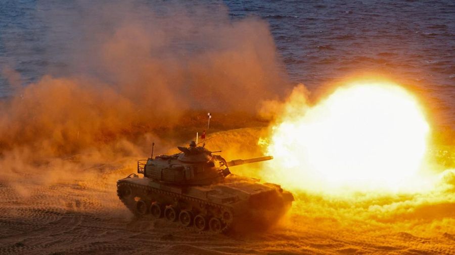 Sebuah tank M60A3 melepaskan tembakan dalam latihan penembakan langsung sebagai bagian dari latihan militer Han Kuang di Penghu, Taiwan, pada 10 Agustus 2026.