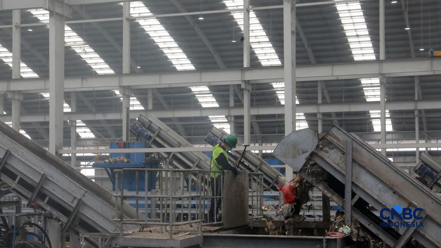 Sejumlah pekerja beraktivitas di area RDF Rorotan, Jakarta, Senin (10/8/2026).