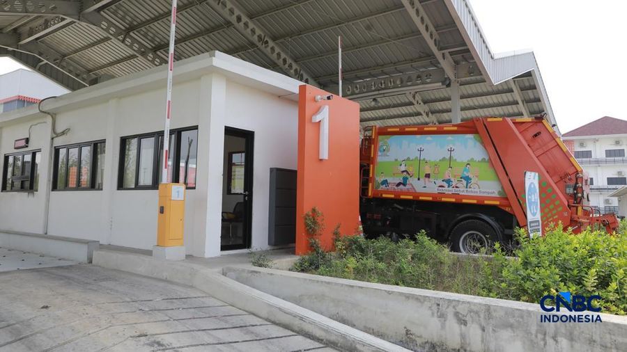 Sejumlah pekerja beraktivitas di area RDF Rorotan, Jakarta, Senin (10/8/2026).
