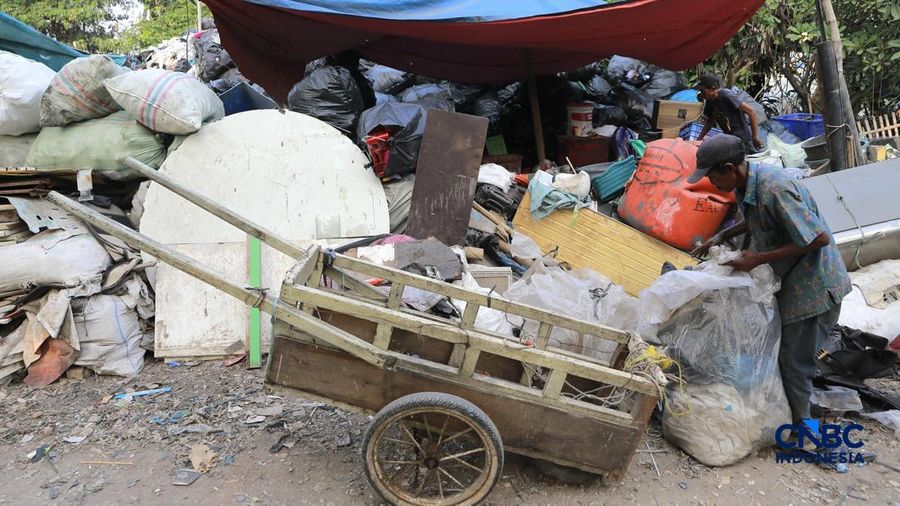 Seorang penduduk memilah sampah di area kuburan Cina, Menteng Atas, Jakarta, Senin (10/8/2026).