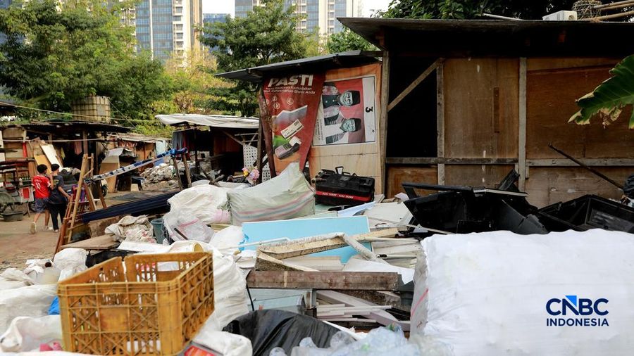 Seorang penduduk memilah sampah di area kuburan Cina, Menteng Atas, Jakarta, Senin (10/8/2026).