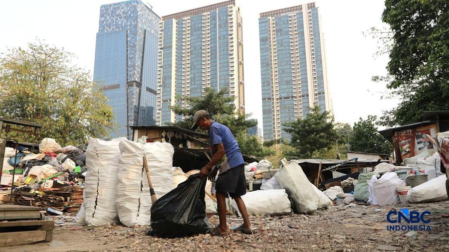 Seorang penduduk memilah sampah di area kuburan Cina, Menteng Atas, Jakarta, Senin (10/8/2026). (CNBC Indonesia/Muhammad Sabki)