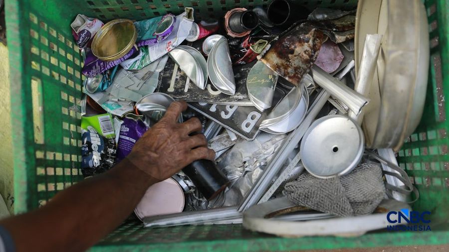 Seorang penduduk memilah sampah di area kuburan Cina, Menteng Atas, Jakarta, Senin (10/8/2026).
