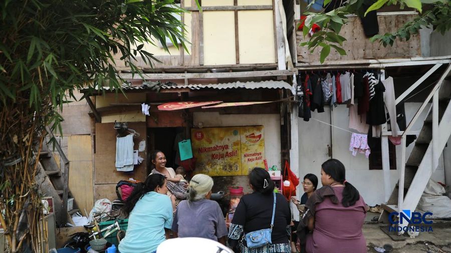 Seorang penduduk memilah sampah di area kuburan Cina, Menteng Atas, Jakarta, Senin (10/8/2026).