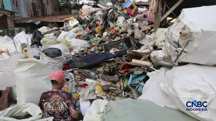 Seorang penduduk memilah sampah di area kuburan Cina, Menteng Atas, Jakarta, Senin (10/8/2026).