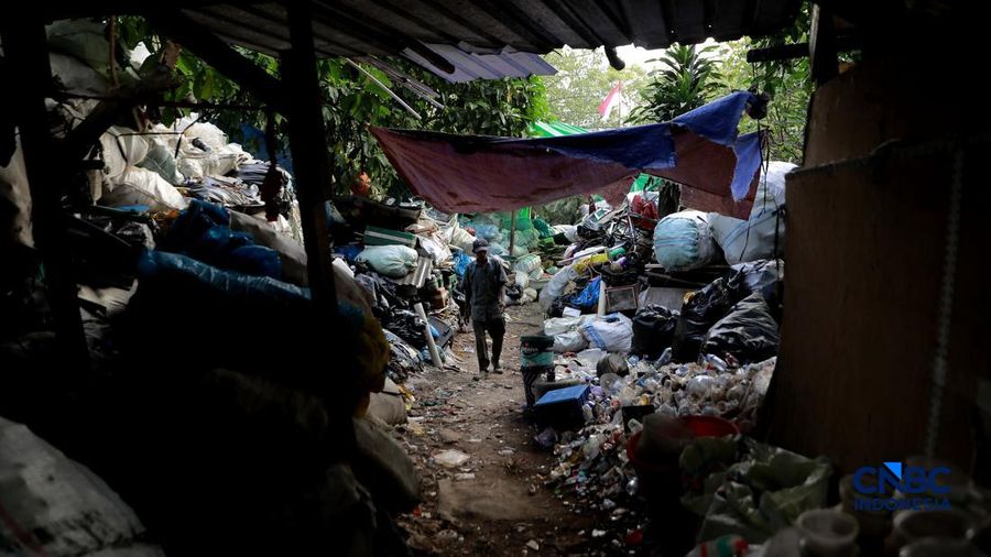 Seorang penduduk memilah sampah di area kuburan Cina, Menteng Atas, Jakarta, Senin (10/8/2026).