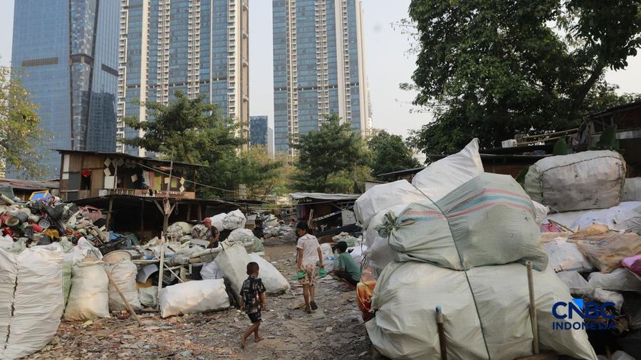Seorang penduduk memilah sampah di area kuburan Cina, Menteng Atas, Jakarta, Senin (10/8/2026).