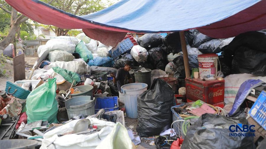 Seorang penduduk memilah sampah di area kuburan Cina, Menteng Atas, Jakarta, Senin (10/8/2026).