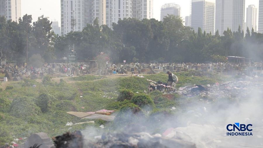 Seorang penduduk memilah sampah di area kuburan Cina, Menteng Atas, Jakarta, Senin (10/8/2026).