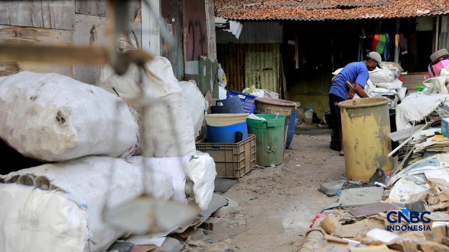 Seorang penduduk memilah sampah di area kuburan Cina, Menteng Atas, Jakarta, Senin (10/8/2026).