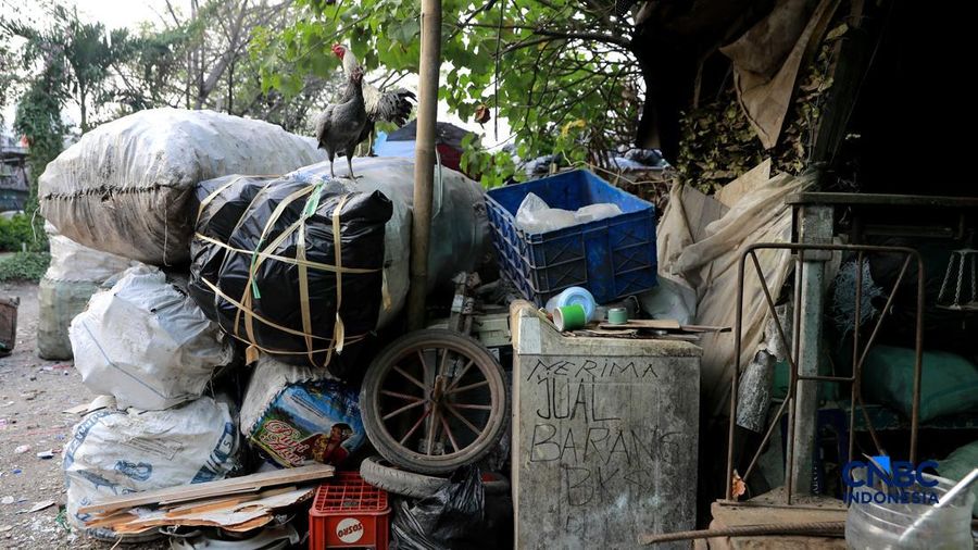 Seorang penduduk memilah sampah di area kuburan Cina, Menteng Atas, Jakarta, Senin (10/8/2026).