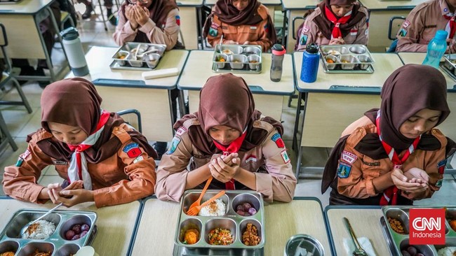 Suasana SMP Negeri 23 Surabaya mendadak ramai oleh langkah kaki siswa yang beranjak dari kelasnya ketika jarum jam menunjukkan pukul 08.00 WIB pagi. Di sela jam pelajaran, satu momen kecil namun dinanti selalu datang, pembagian Makan Bergizi Gratis (