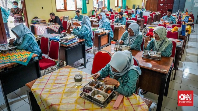 Suasana SMP Negeri 23 Surabaya mendadak ramai oleh langkah kaki siswa yang beranjak dari kelasnya ketika jarum jam menunjukkan pukul 08.00 WIB pagi. Di sela jam pelajaran, satu momen kecil namun dinanti selalu datang, pembagian Makan Bergizi Gratis (