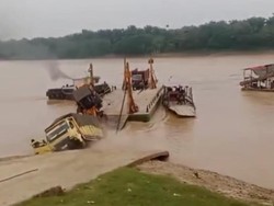 Truk dan Alat Berat Terjun ke Sungai dari Ponton di Tebo, Operator Tewas
