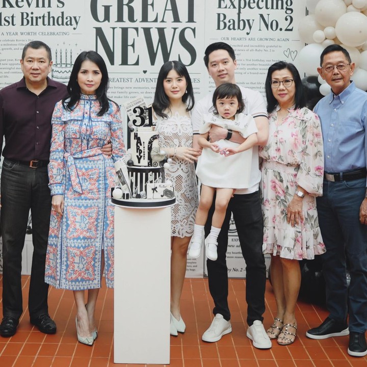 <p>Dalam perayaan spesial ini, turut hadir keluarga besar Valencia. Mereka turut merayakan hari bahagia Kevin dan pengumuman kehamilan Valencia. (Foto: Instagram @valenciatanoe)</p>